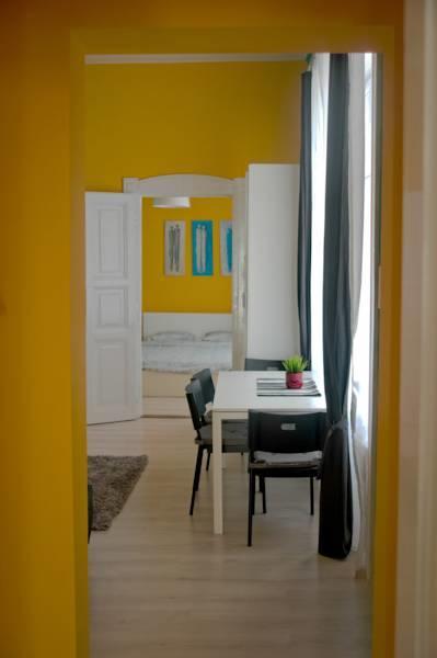 White Boat Apartment *